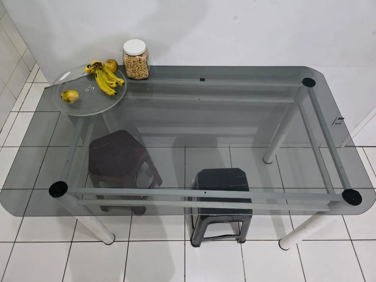 Mesa de vidro sem cadeira
