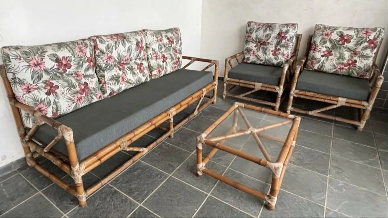 Jogo de Sofá de Bambu Completo 4 Peças com Mesa de Centro e Almofadas?