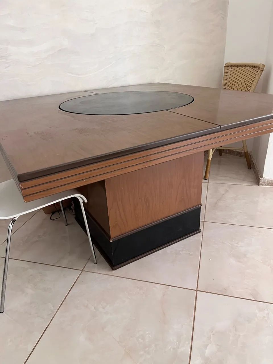 MESA COM TAMPO GIRATÓRIO 