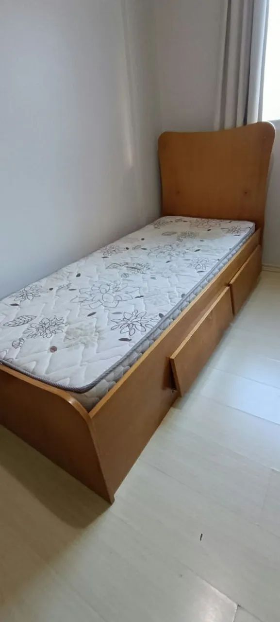 Cama de madeira, colchão e escrivaninha  - Foto 3