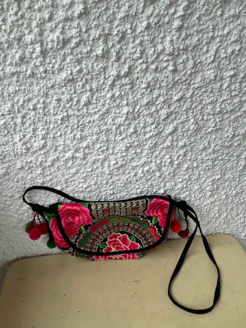 Bolsa tiracolo preta com bordado