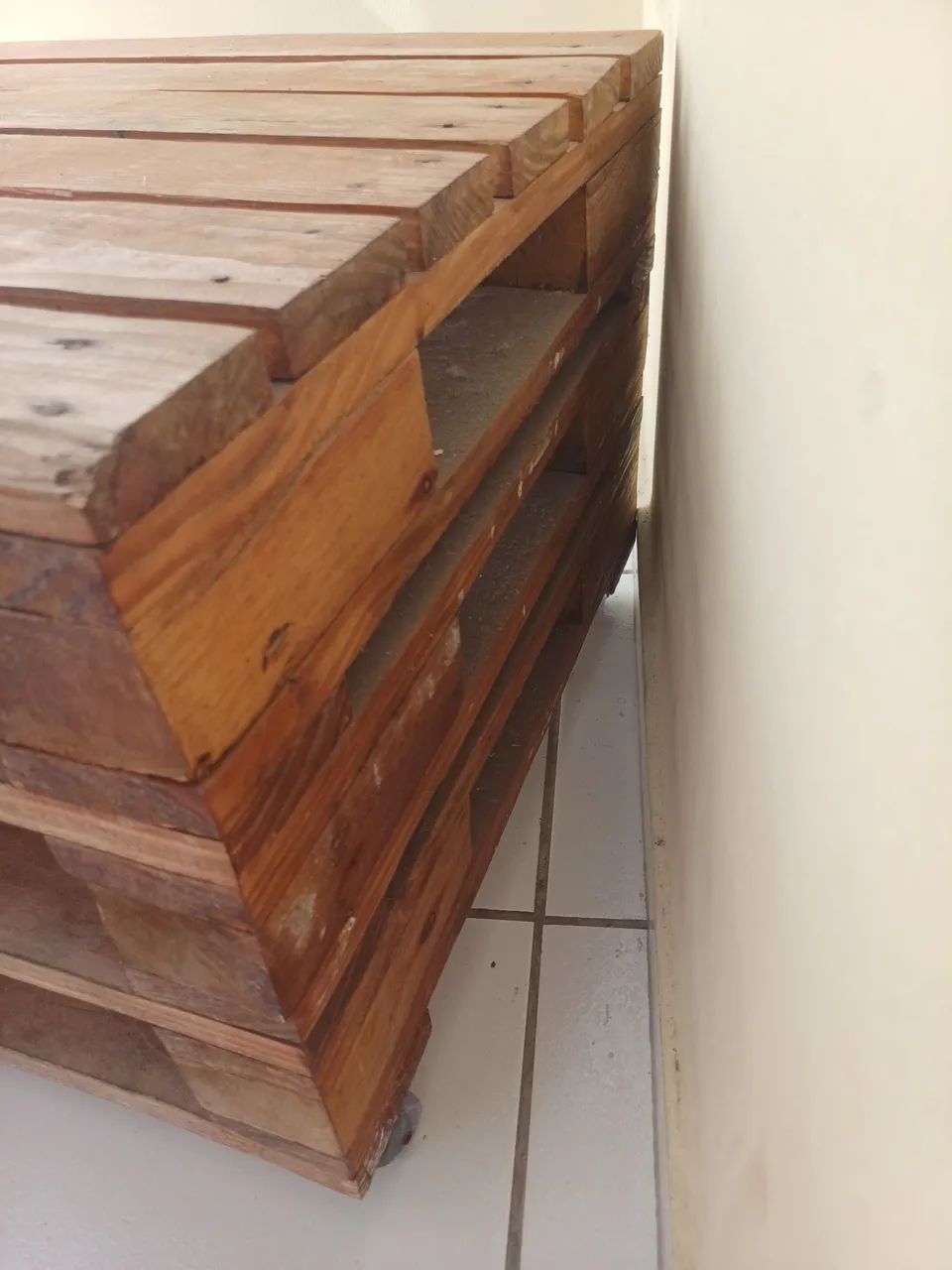 Banco de pallet com 6 rodinhas - Foto 4