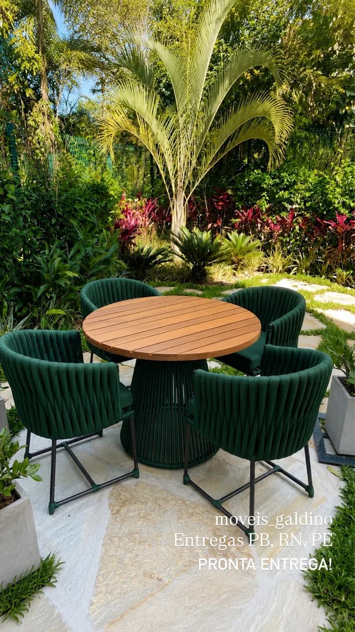 Conjunto de mesa e quatro cadeiras 
