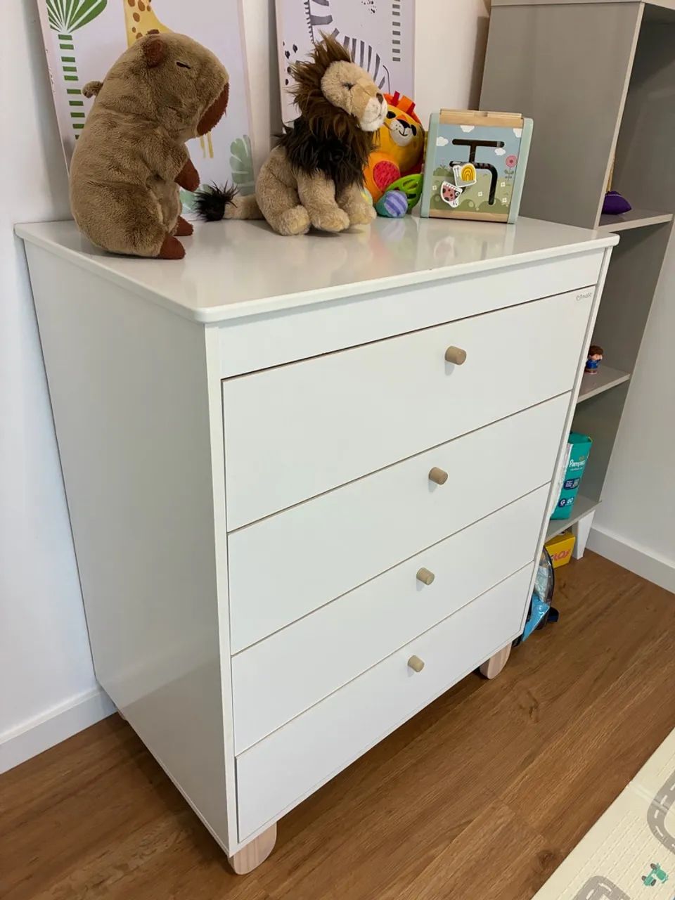 Vendo cômoda para quarto de bebê 