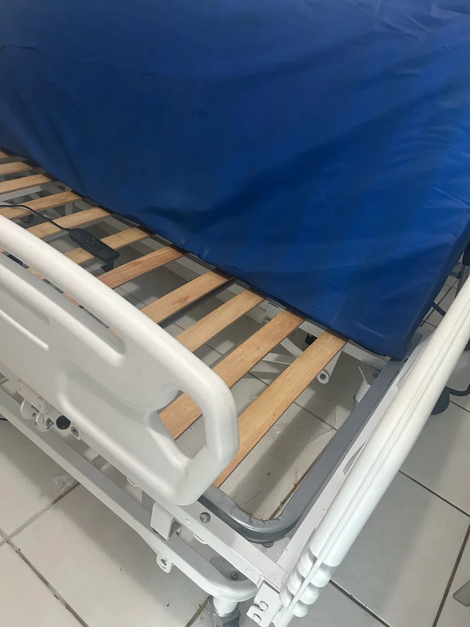 Cama hospitalar automática com controle  pouquíssimo usada  - Foto 5