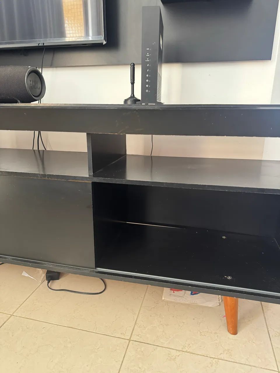 Hack e painel de TV pretos 