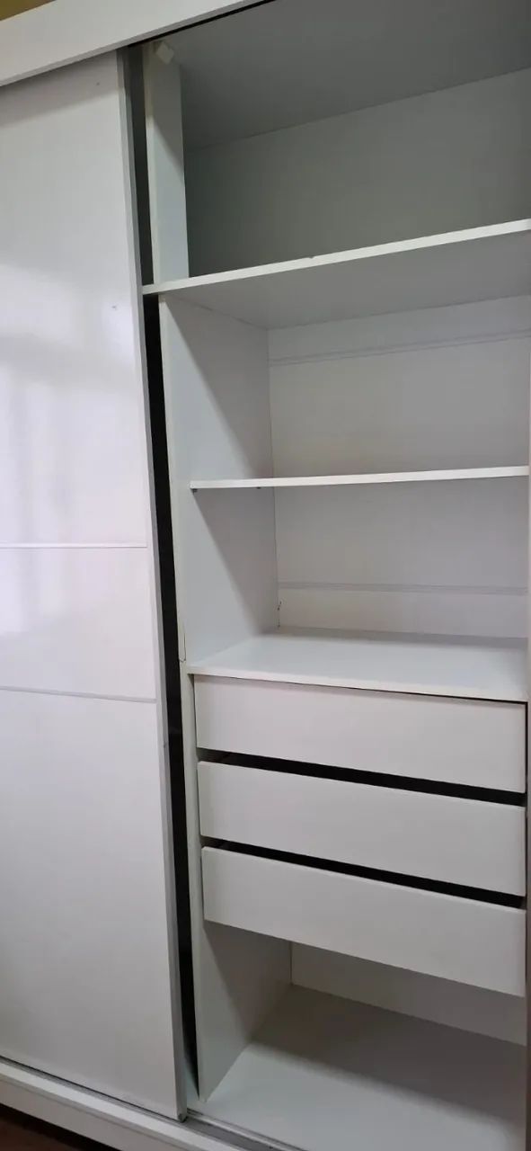 Guarda roupa grande com portas de correr e espelho - Foto 2