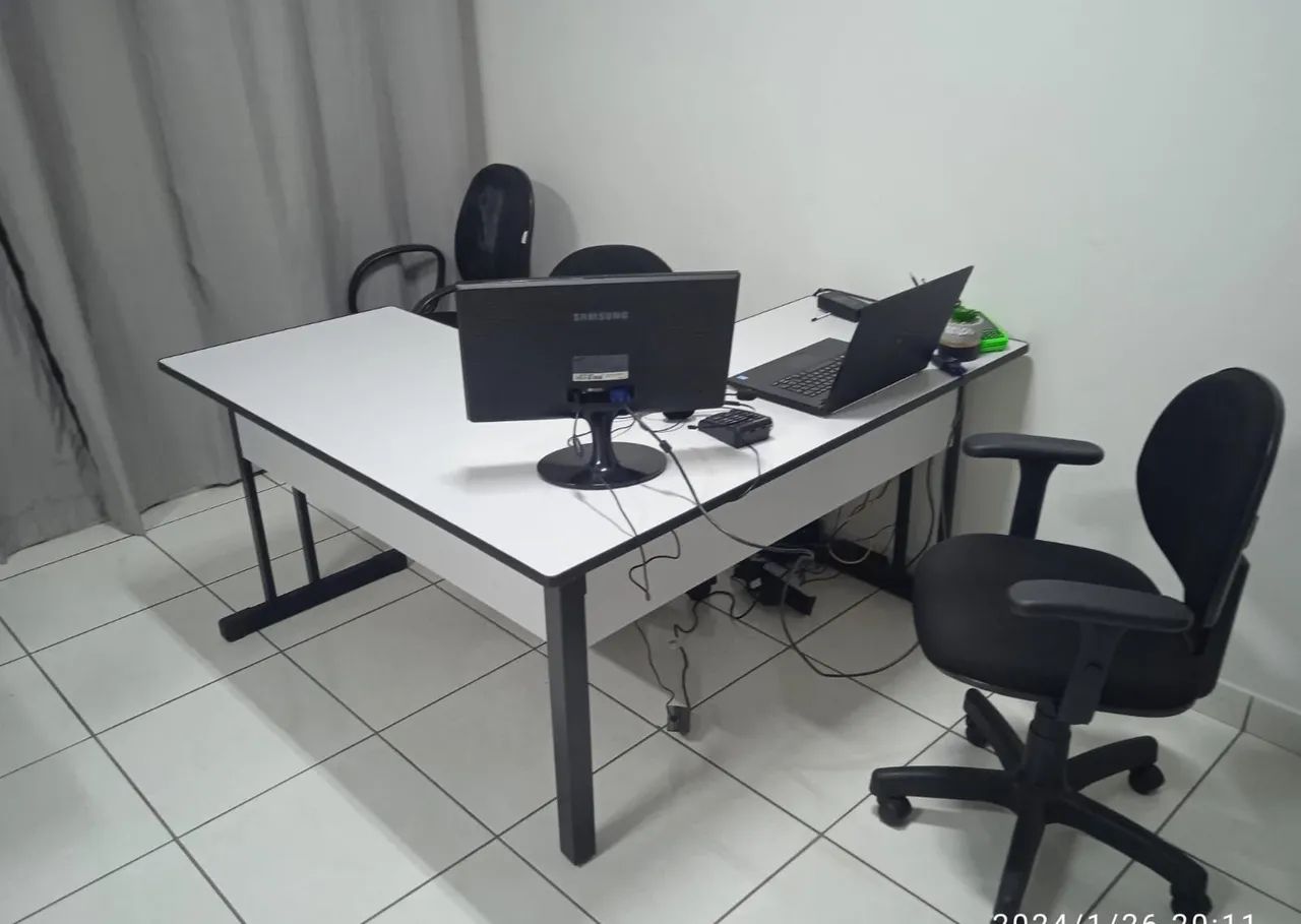 Mesa para escritório em "L"