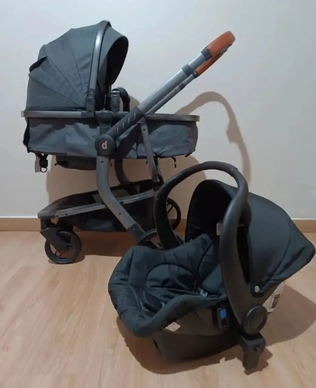 Carrinho de bebê Kronus Importado, bebê conforto e colchonete 