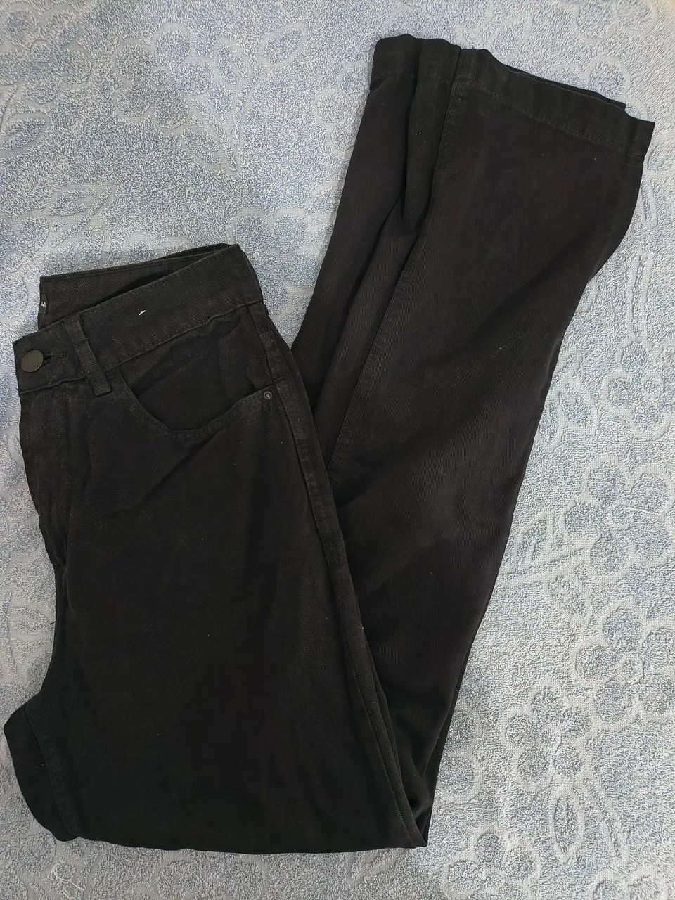 Calça Jeans Estilo Reta Lavagem Preta Com Abertura na Lateral e Sem Lycra