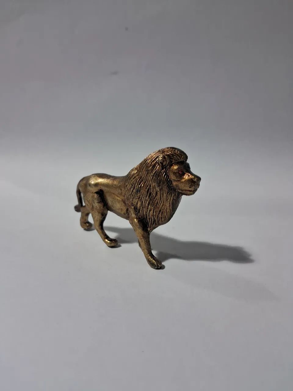 Leão em metal maciço estilo ouro velho 5cm - Foto 3