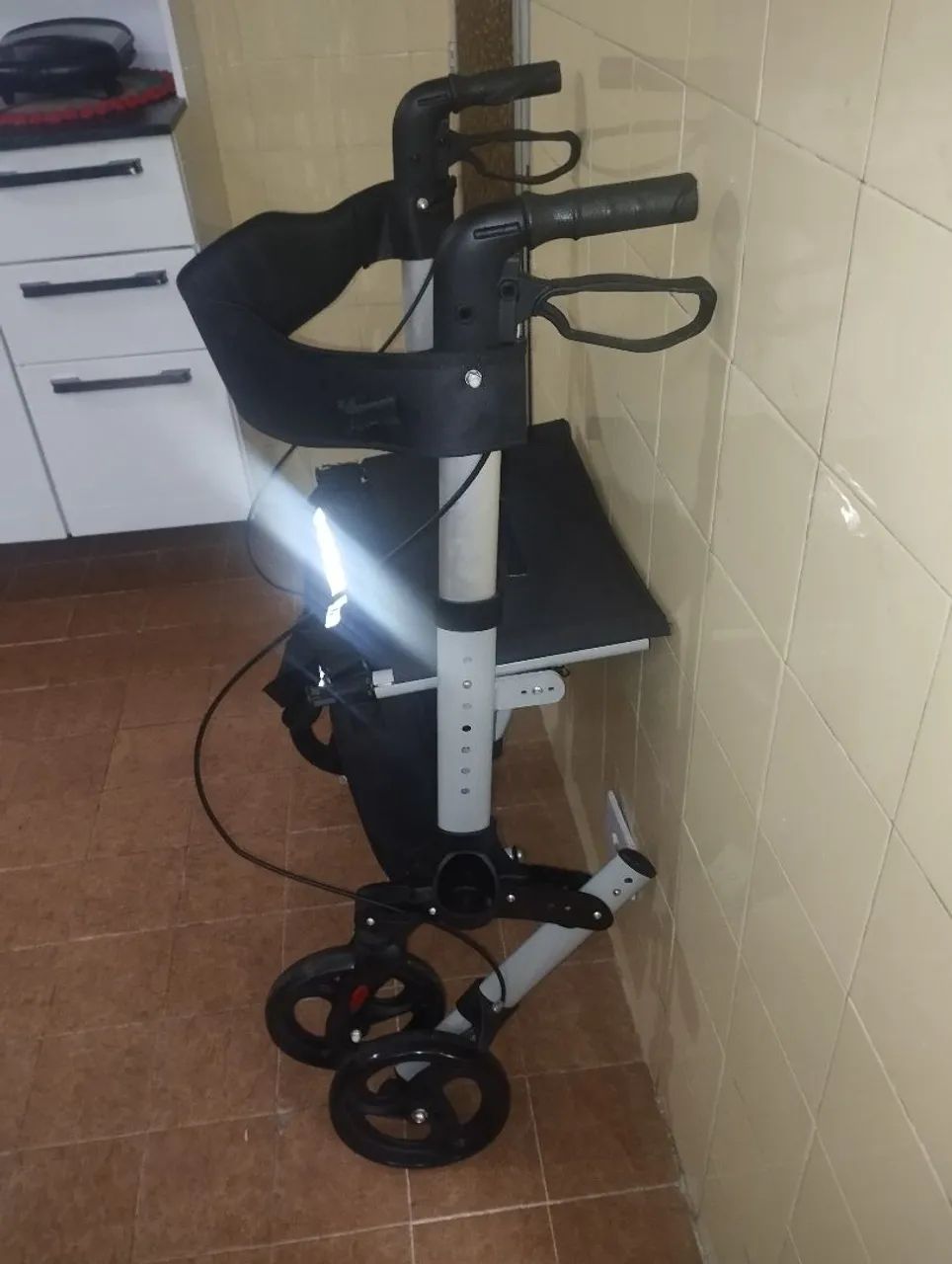 Andador de alumínio com 4 rodas  - Foto 5