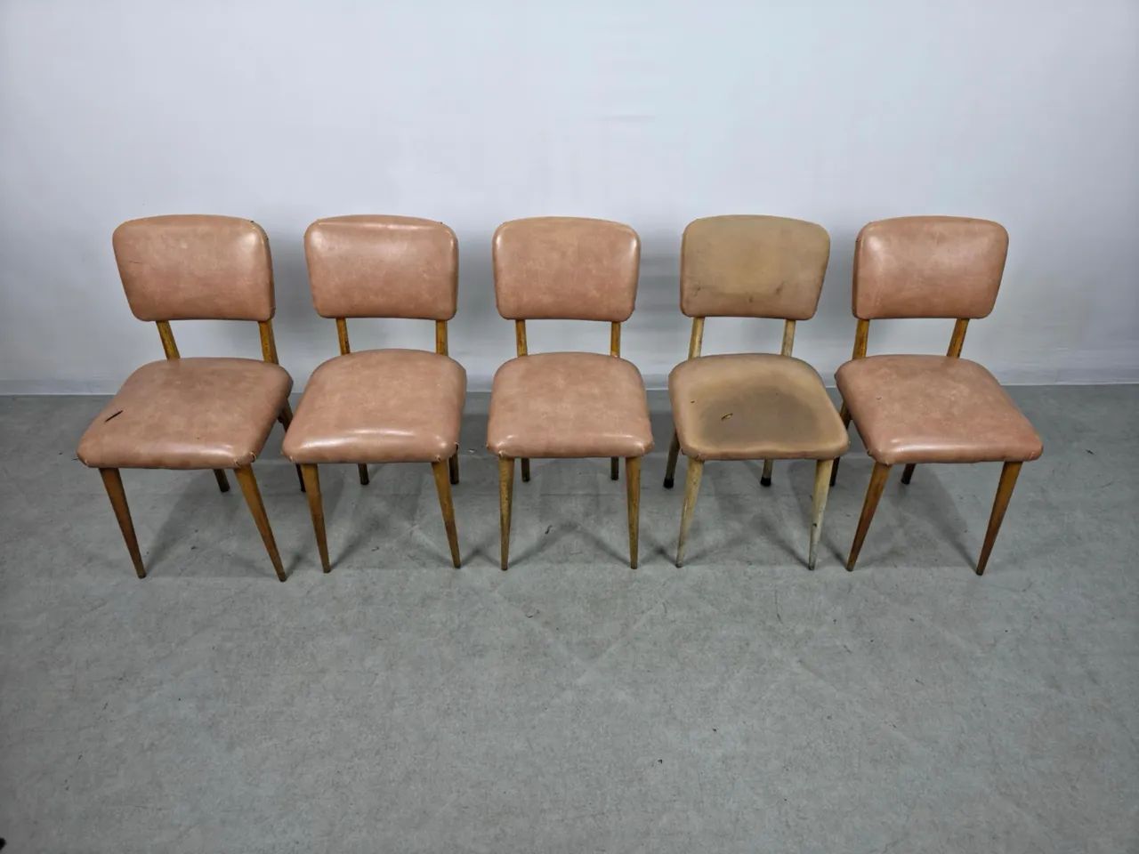 Conjunto de 5 cadeiras pé palito 