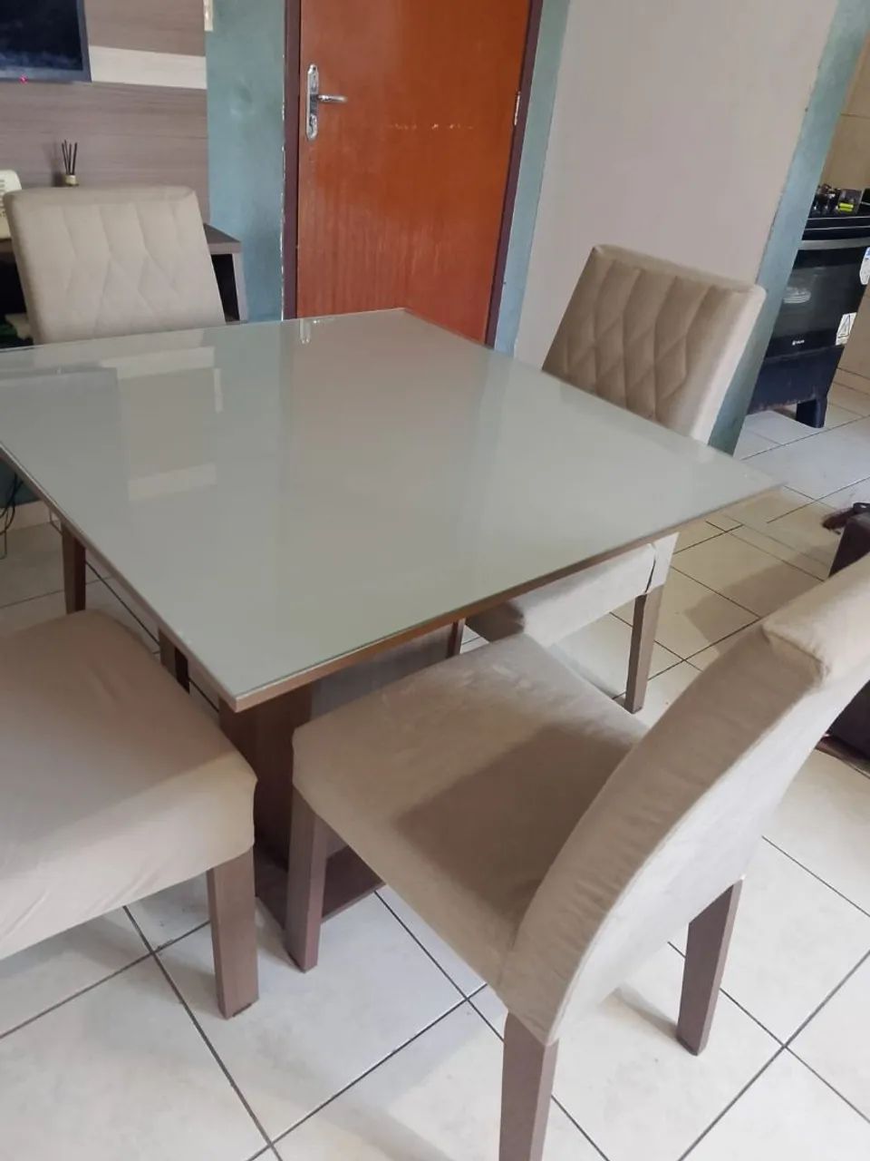 Mesa de vidro com 4 cadeiras 