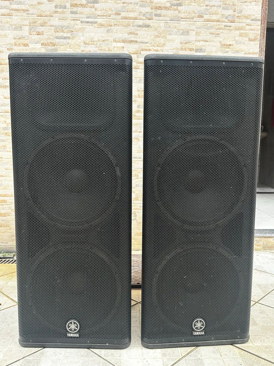 Par de Caixas Yamaha DSR 215 ATIVAS