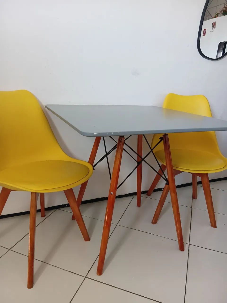 Mesa Eifel com 2 cadeiras