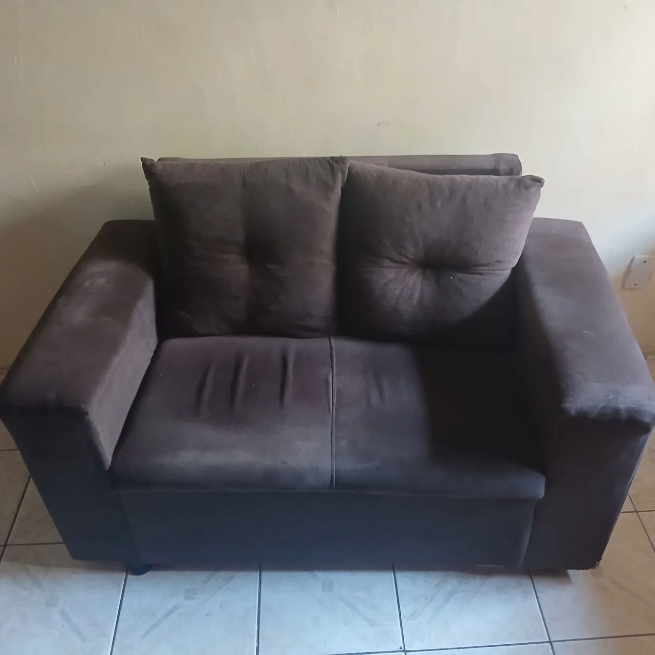 ofá de 2 lugares confortável, apenas 1 ano de uso