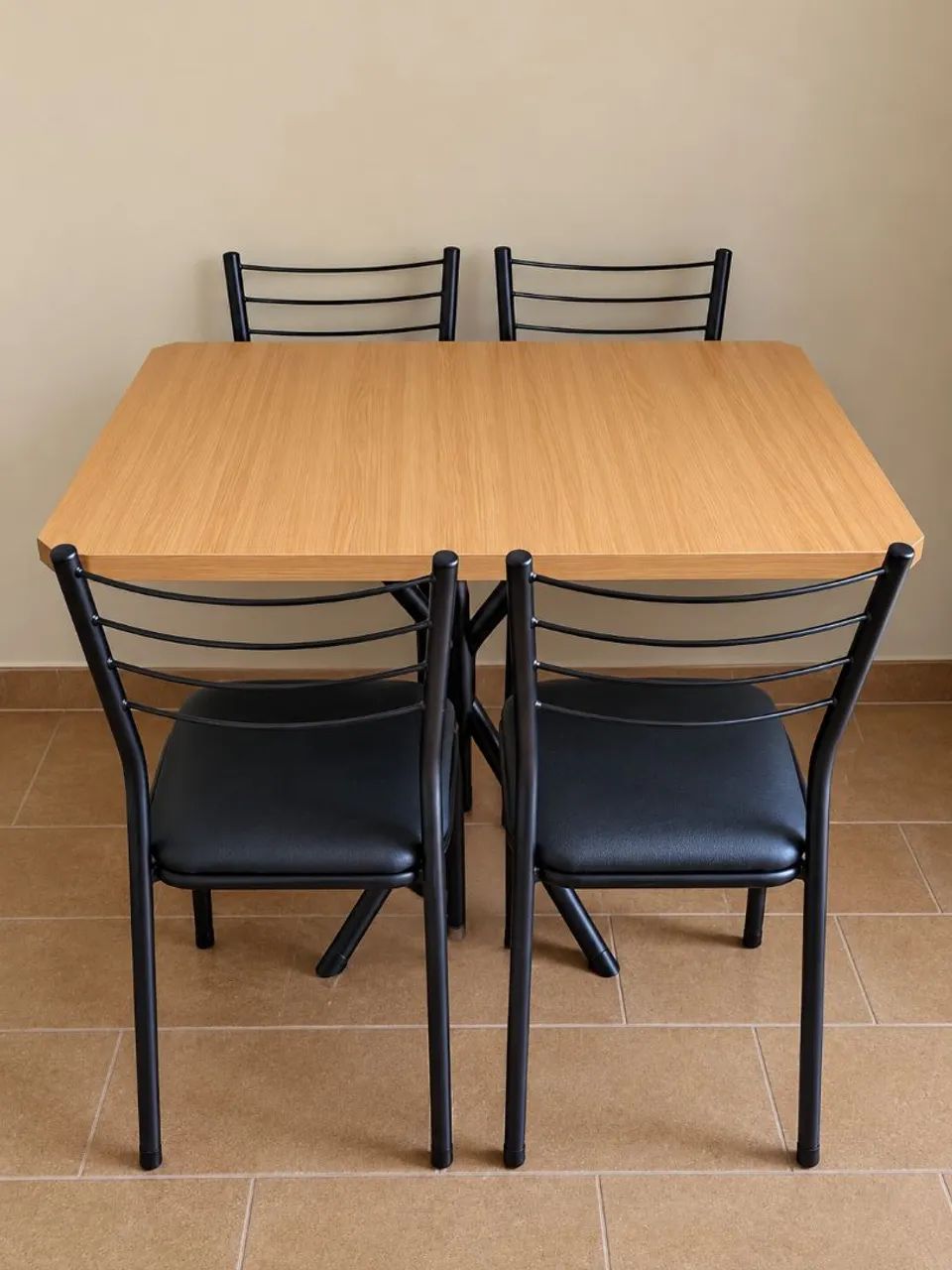 Vendo jogo de mesa com quatro cadeiras 