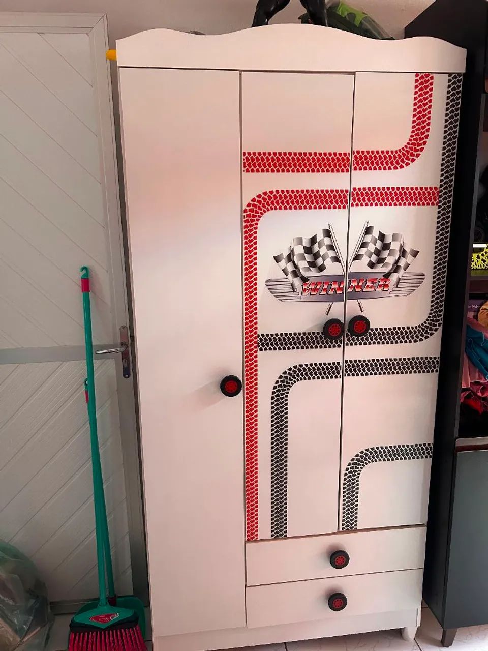 Kit guarda roupa mais cama infantil com tema de carros - Foto 4