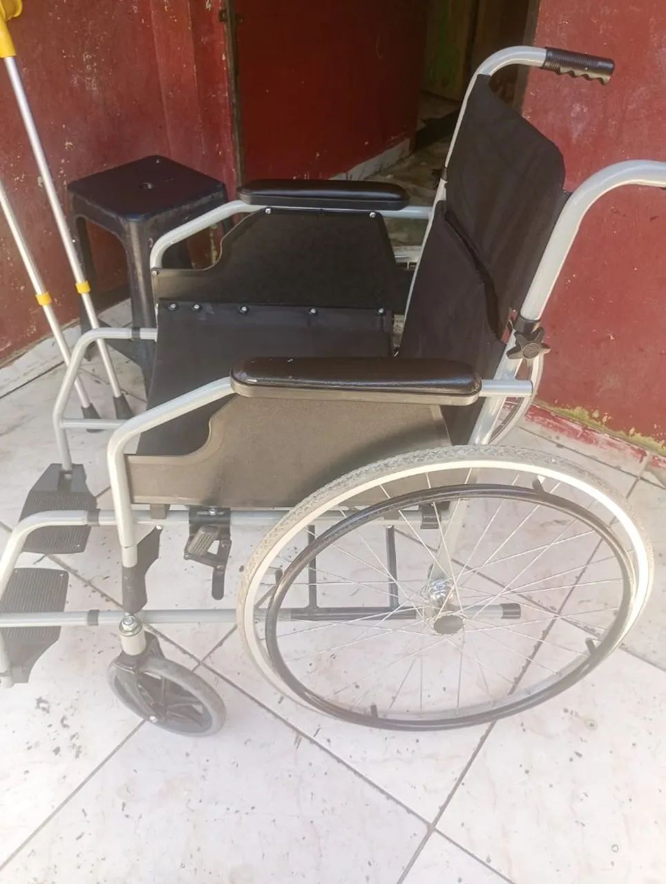 Cadeira de roda 450 $ faço entrega, esta nova.