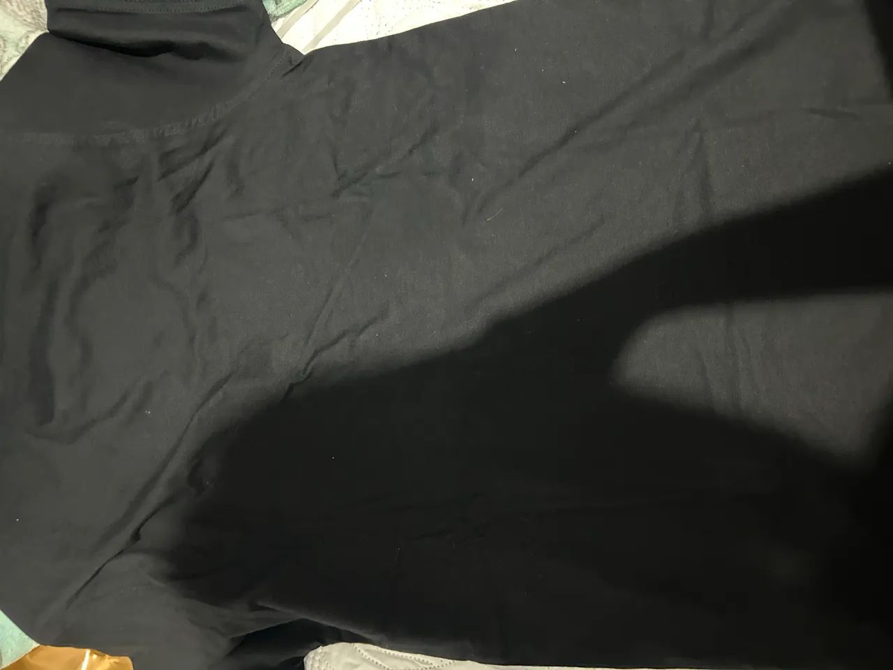 Camisa básica preta, rota do mar