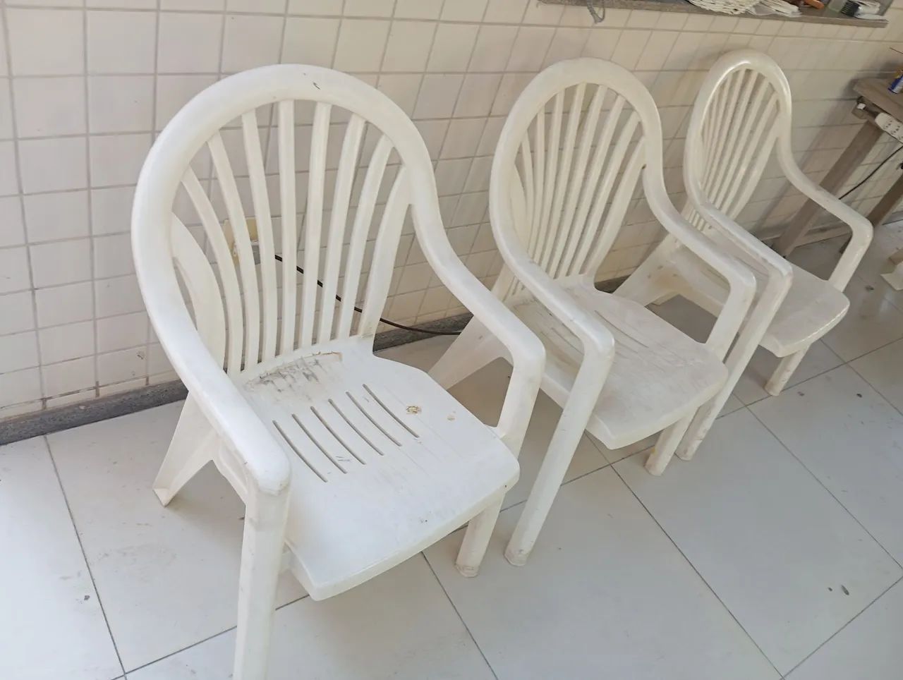 Cadeiras plástica reforçada com encosto de braço 