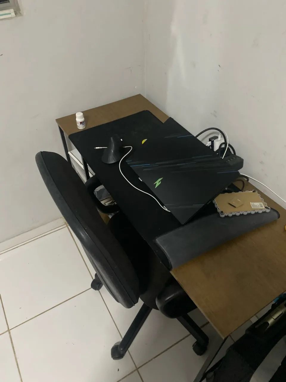 Mesa e cadeiras de escritório  - Foto 4