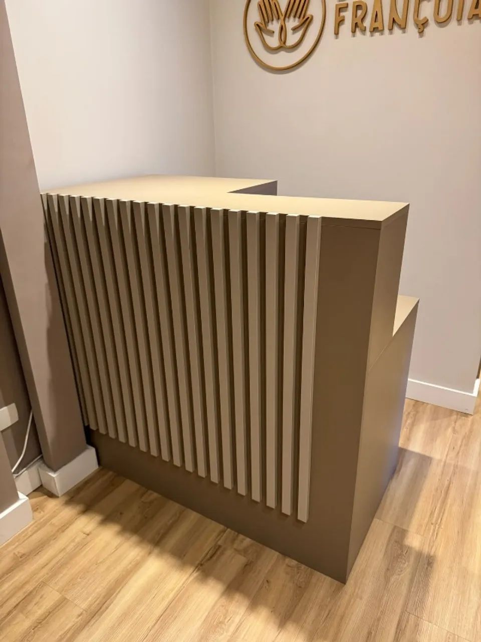 BALCÃO DE ATENDIMENTO MODERNO EM MDF RIPADO - Foto 2
