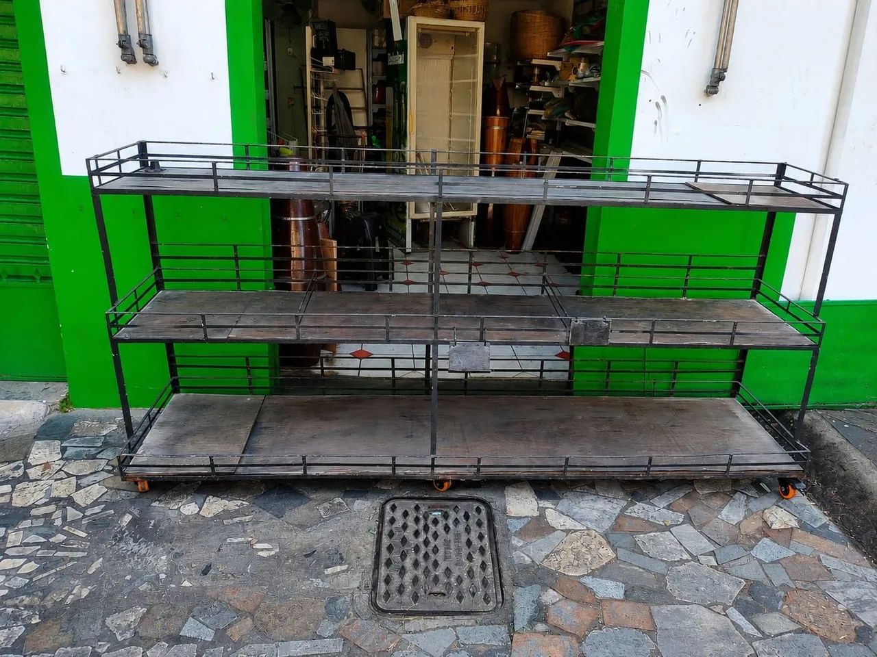 Verdureiro Expositor de Ferro com 3 Prateleiras e Rodízios - Foto 2