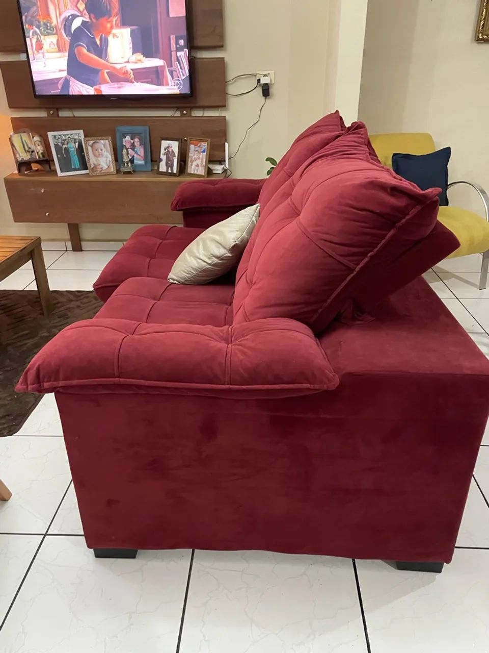 Sofá Retrátil e Reclinável Bordô em Suede - Excelente Estado (1 ano) - Foto 4