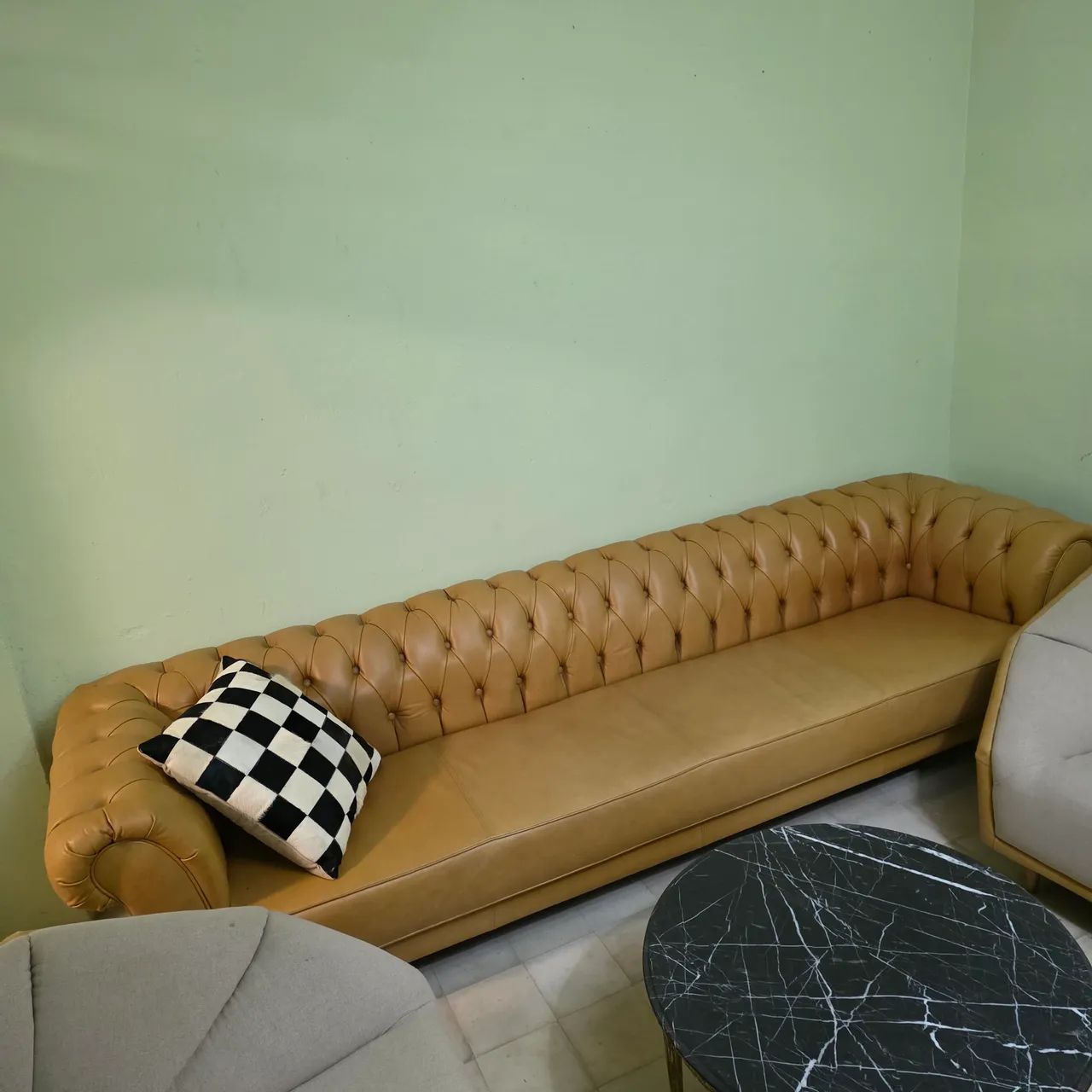 Moveis, conjunto luxo sofa capitone, poltronas e mesa de centro  - Foto 3