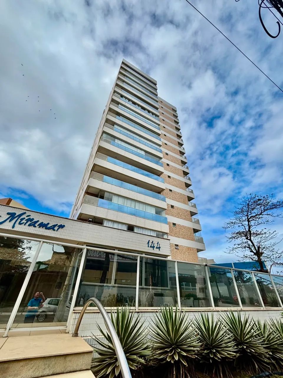 APARTAMENTO 2/4 COM SUÍTE E VARANDA MOBILIADO LUXO NO COSTA AZUL EDIFÍCIO MIRAMAR 