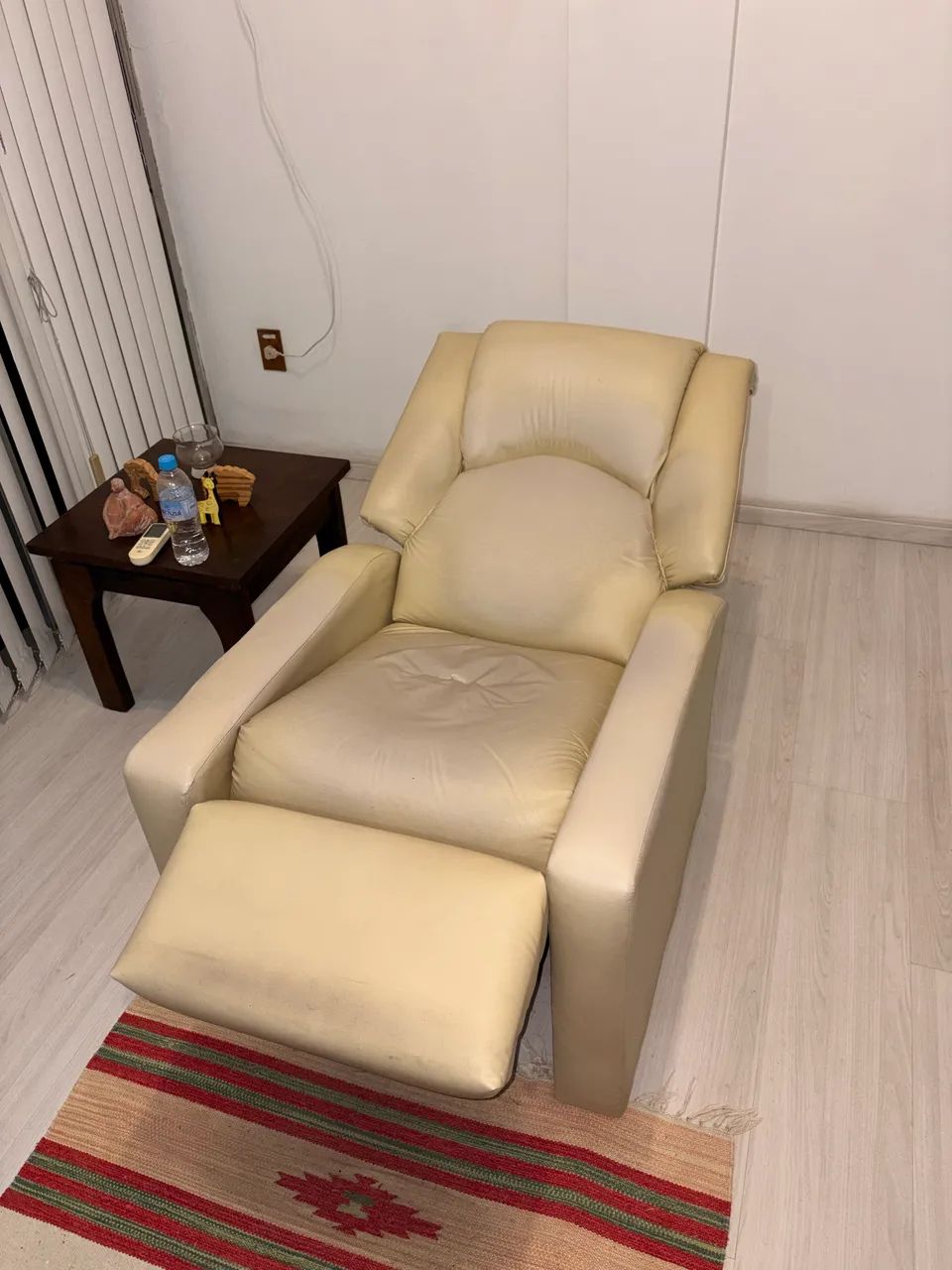 Duas Poltronas de Courino usadas  - Foto 3