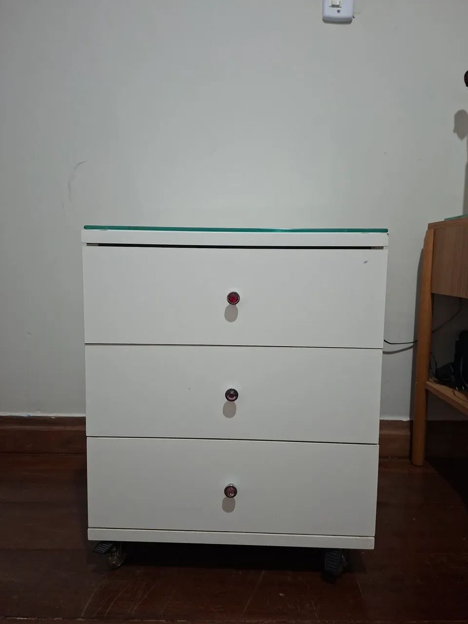 Mesa de cabeceira branca