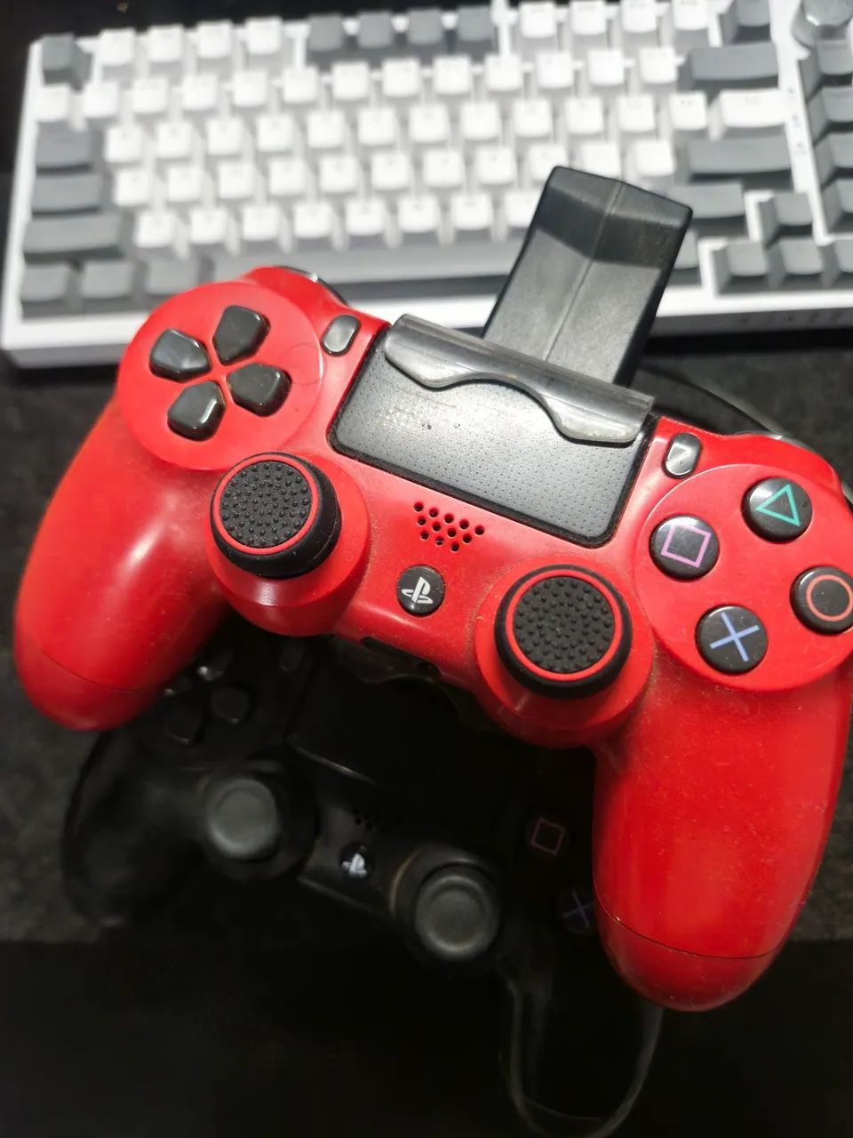 PS4 SLIM + 2 CONTROLES E BASE CARREGADORA - Foto 2