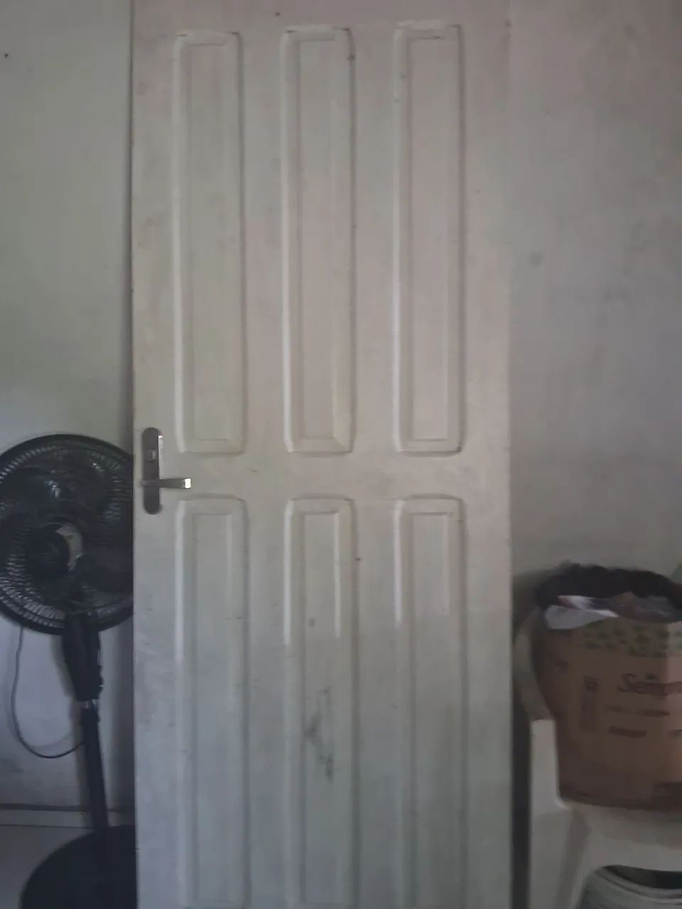 VENDE SE UMA PORTA MADEIRA COM FECHADURA CHAVE DUELA COMPLETO