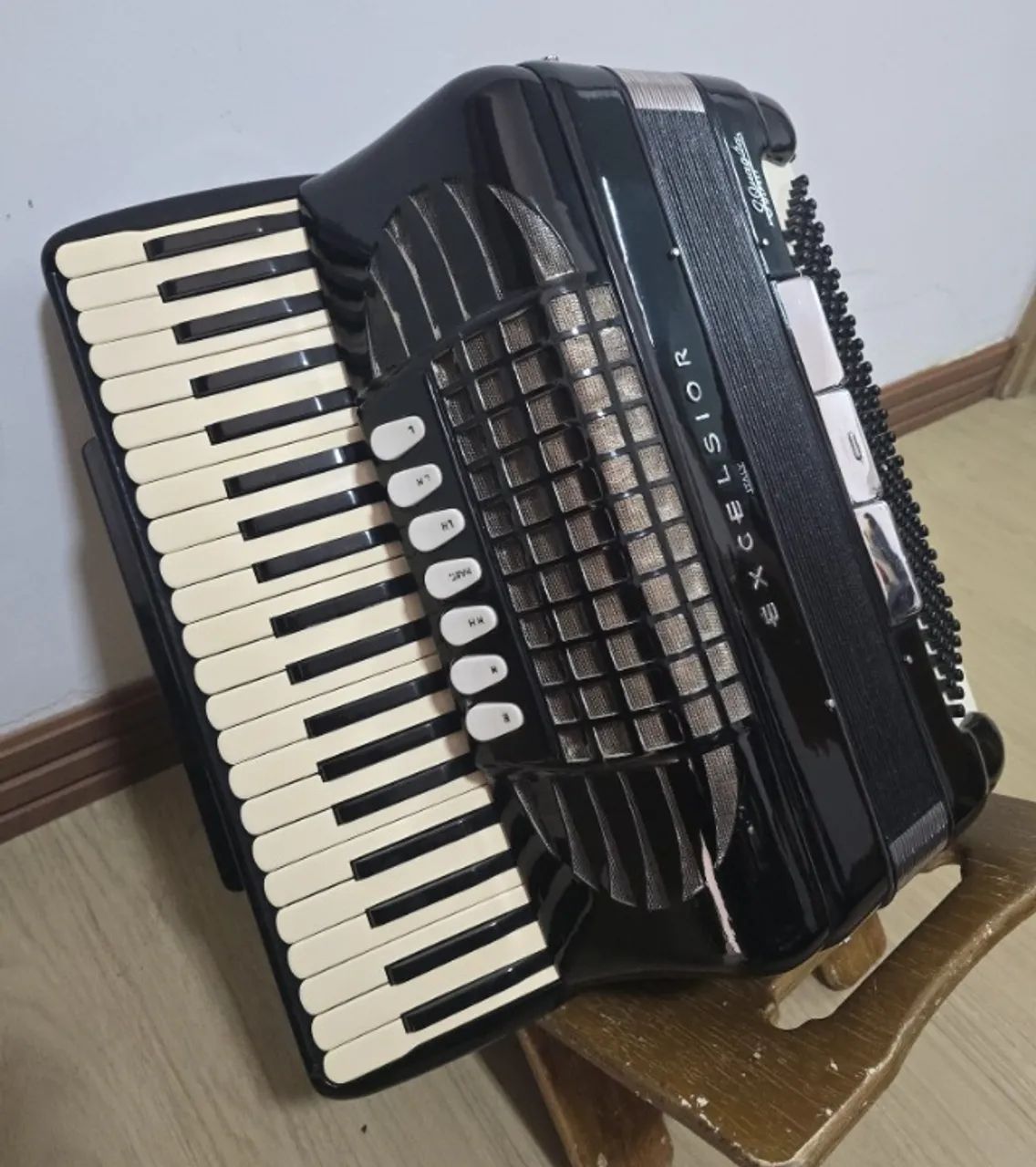 Acordeon Excelsior 908 - 120 baixos - Terça de voz oitavada - Foto 2