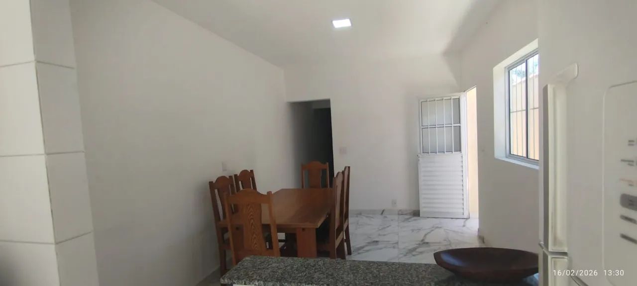 Vendo mesa com seis cadeiras em madeira maciça  - Foto 2