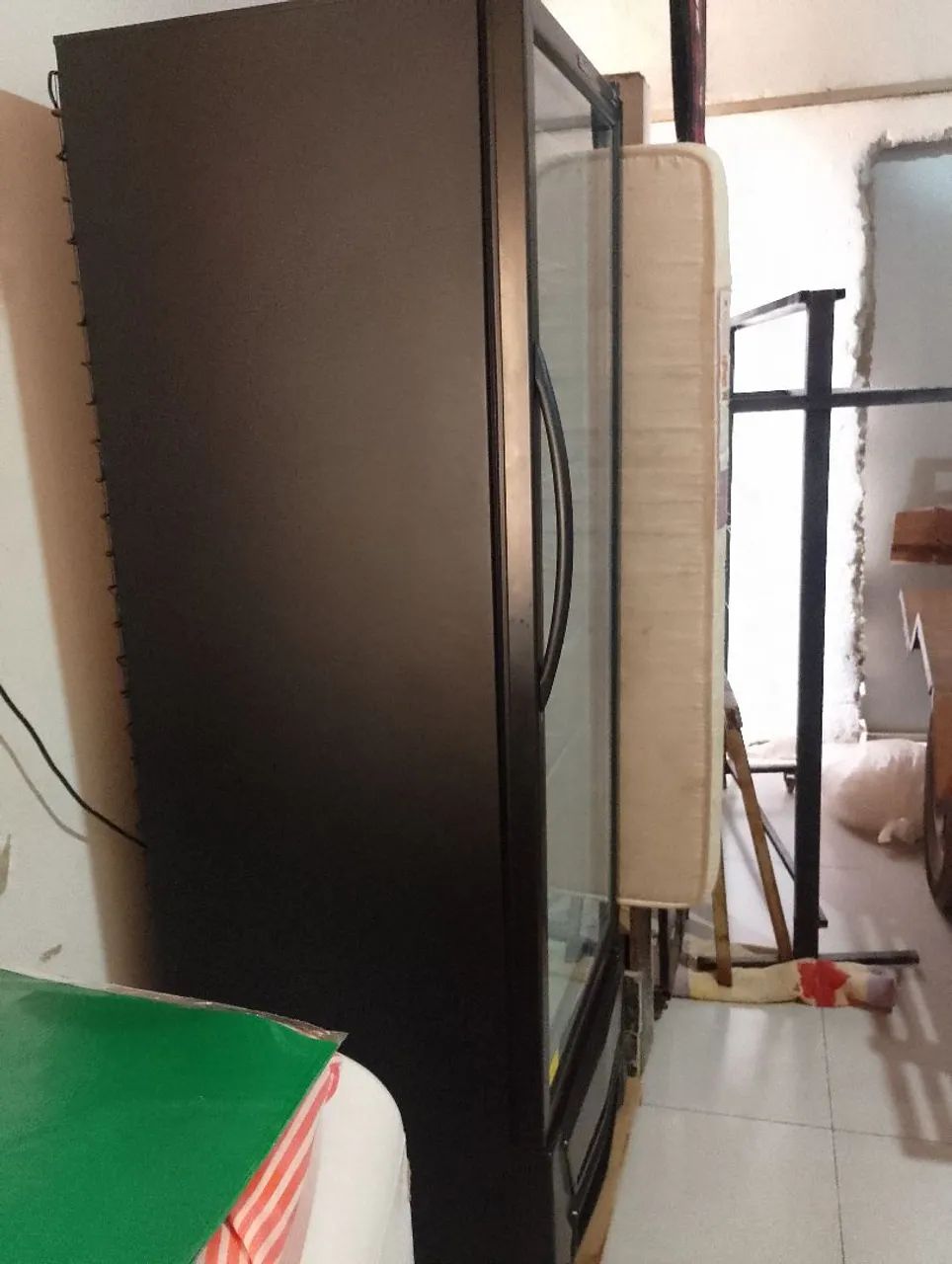 Freezer preto vertical 