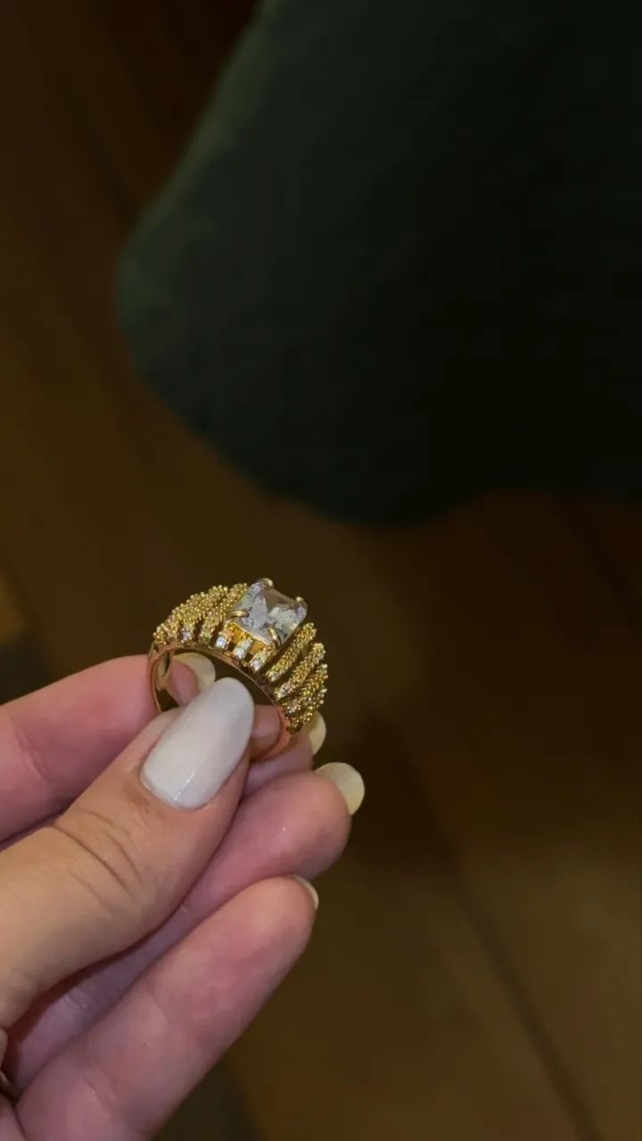 Anel grande dourado em pedraria  - Foto 2