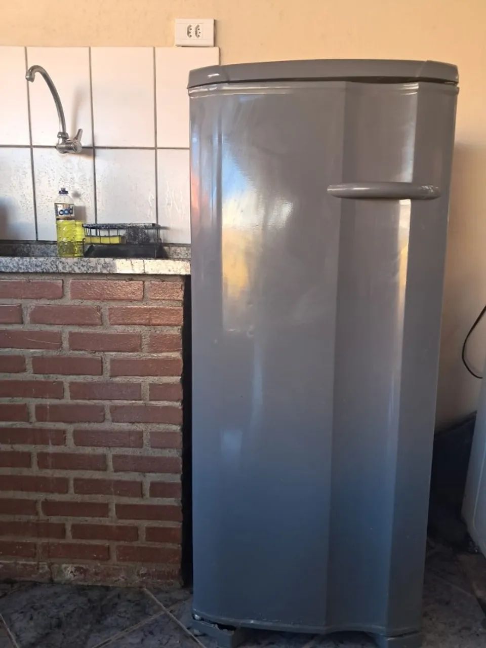 FREEZER VERTICAL ELECTROLUX 145L