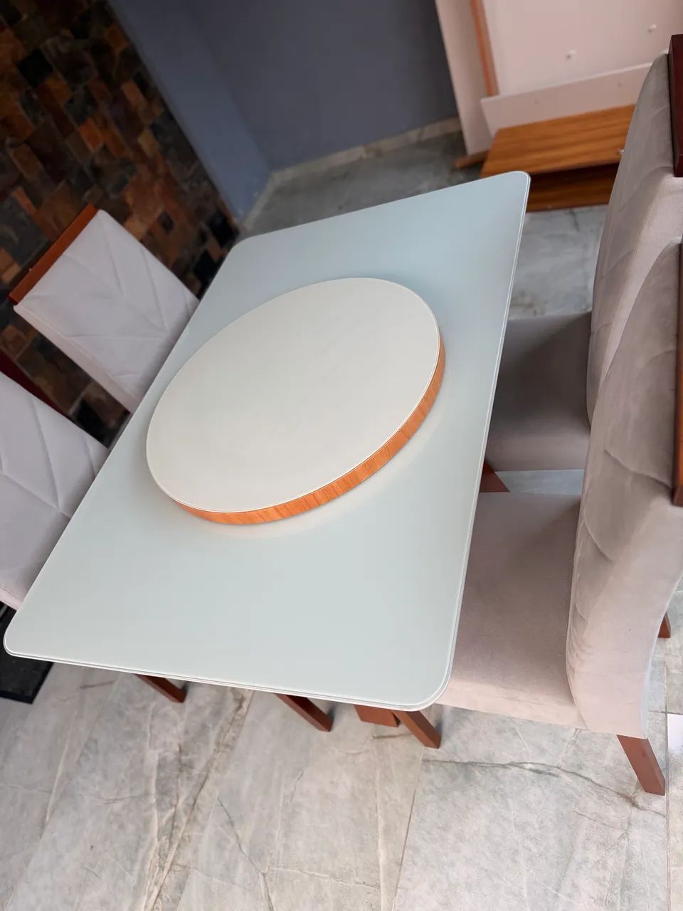 Mesa de Jantar Retangular com 4 Cadeiras Estofadas - Estado de Nova