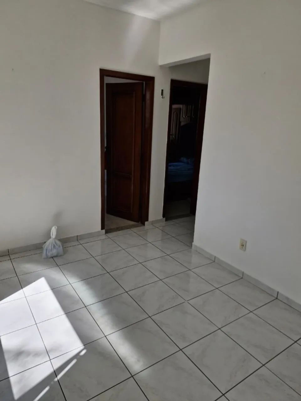 Alugo apartamento no edifício Ajuricaba