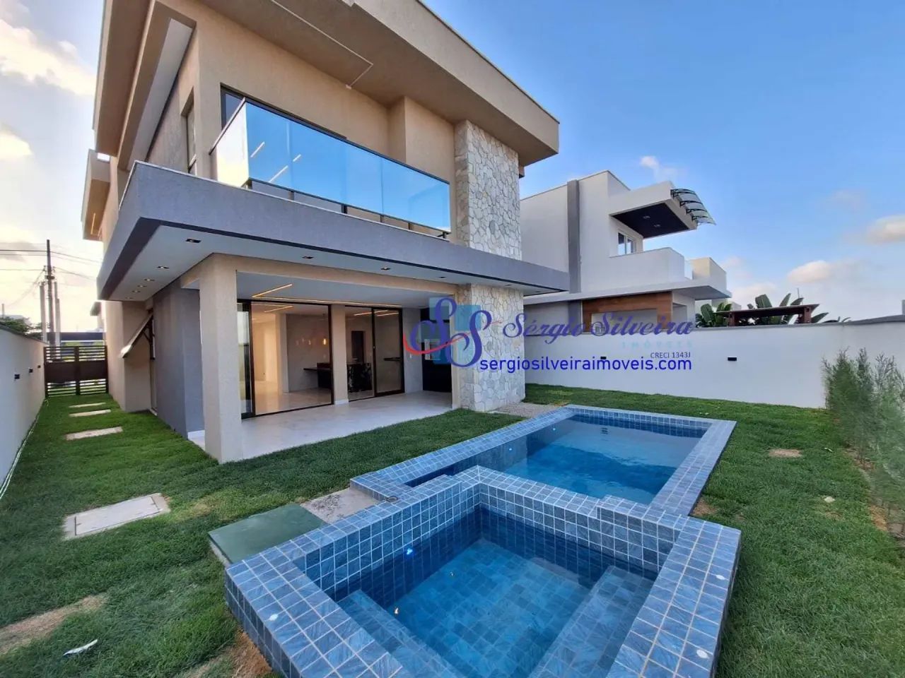 Belíssima casa na Cidade Alpha com 4 suítes - Foto 2