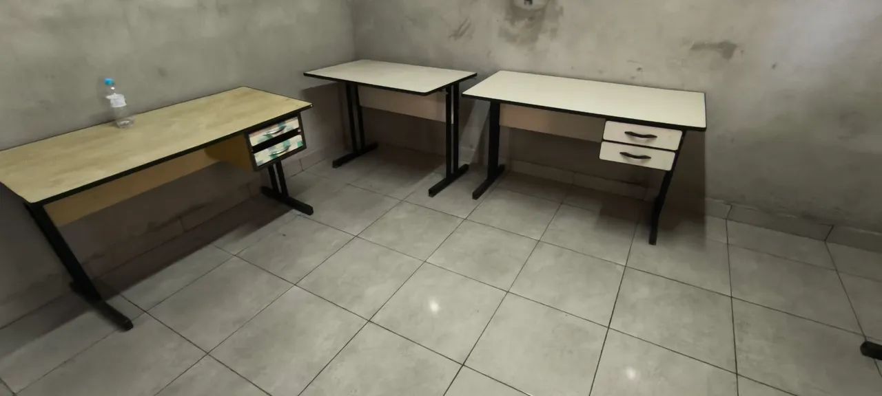 Mesa de escritório com gaveta - Foto 2