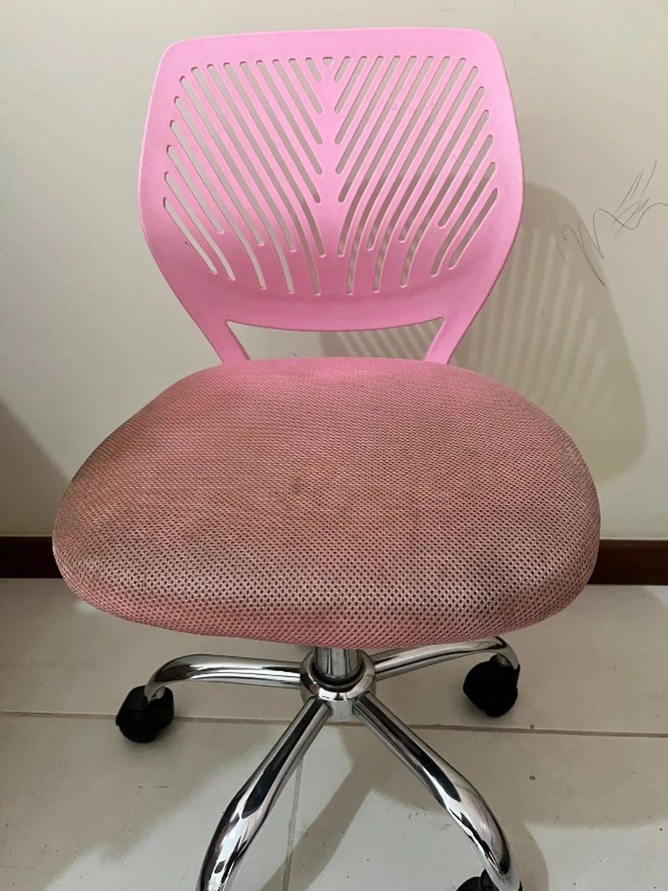Vendo cadeira giratória na cor rosa - Foto 5