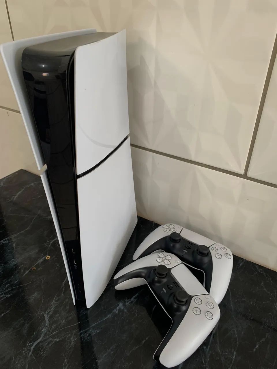 PS5 1TB SLIM COMPLETO + 2 CONTROLES ORIGINAIS !  - Foto 2