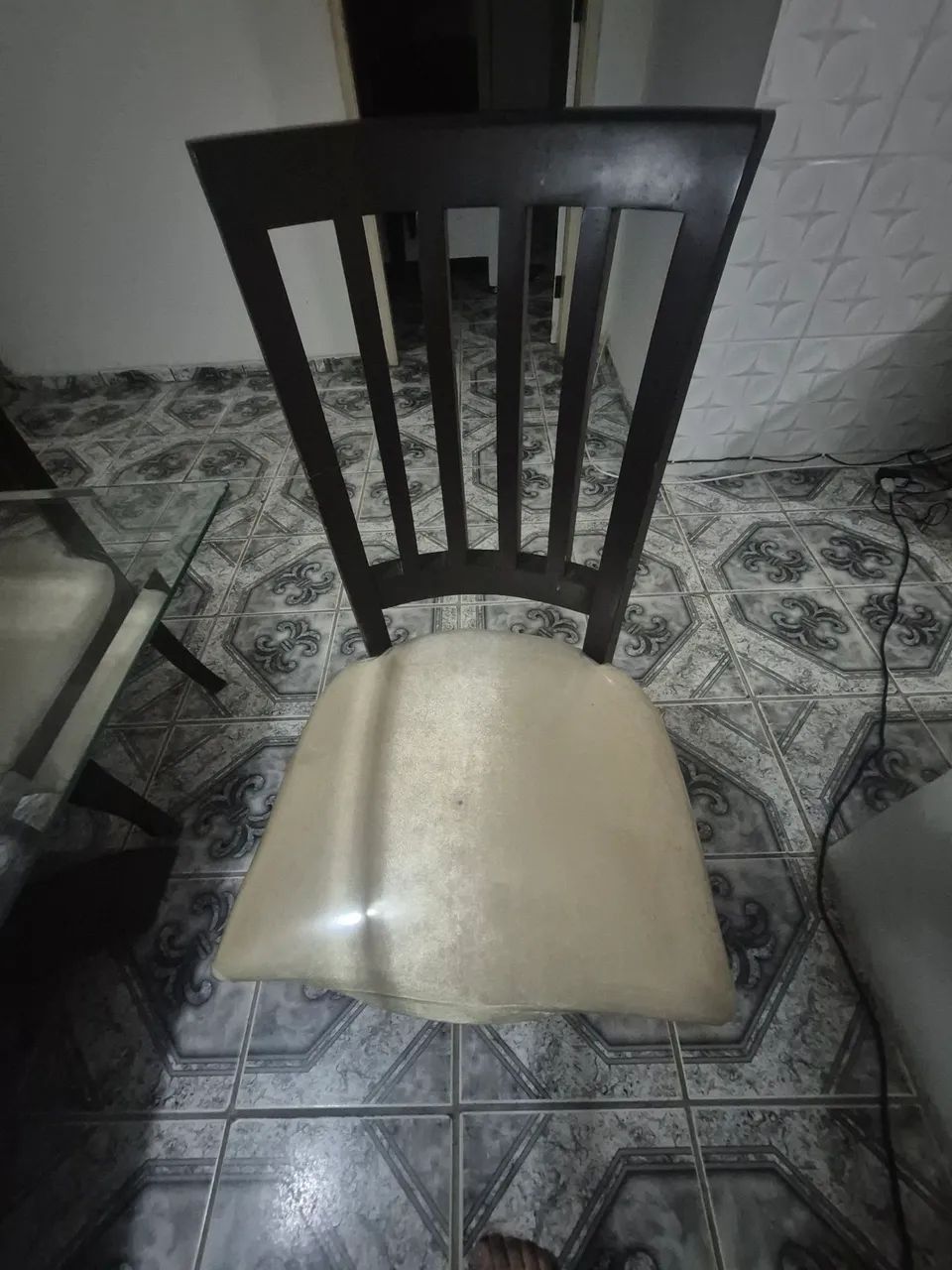 Vendo uma mesa de vidro   com  4 cadeiras  - Foto 2
