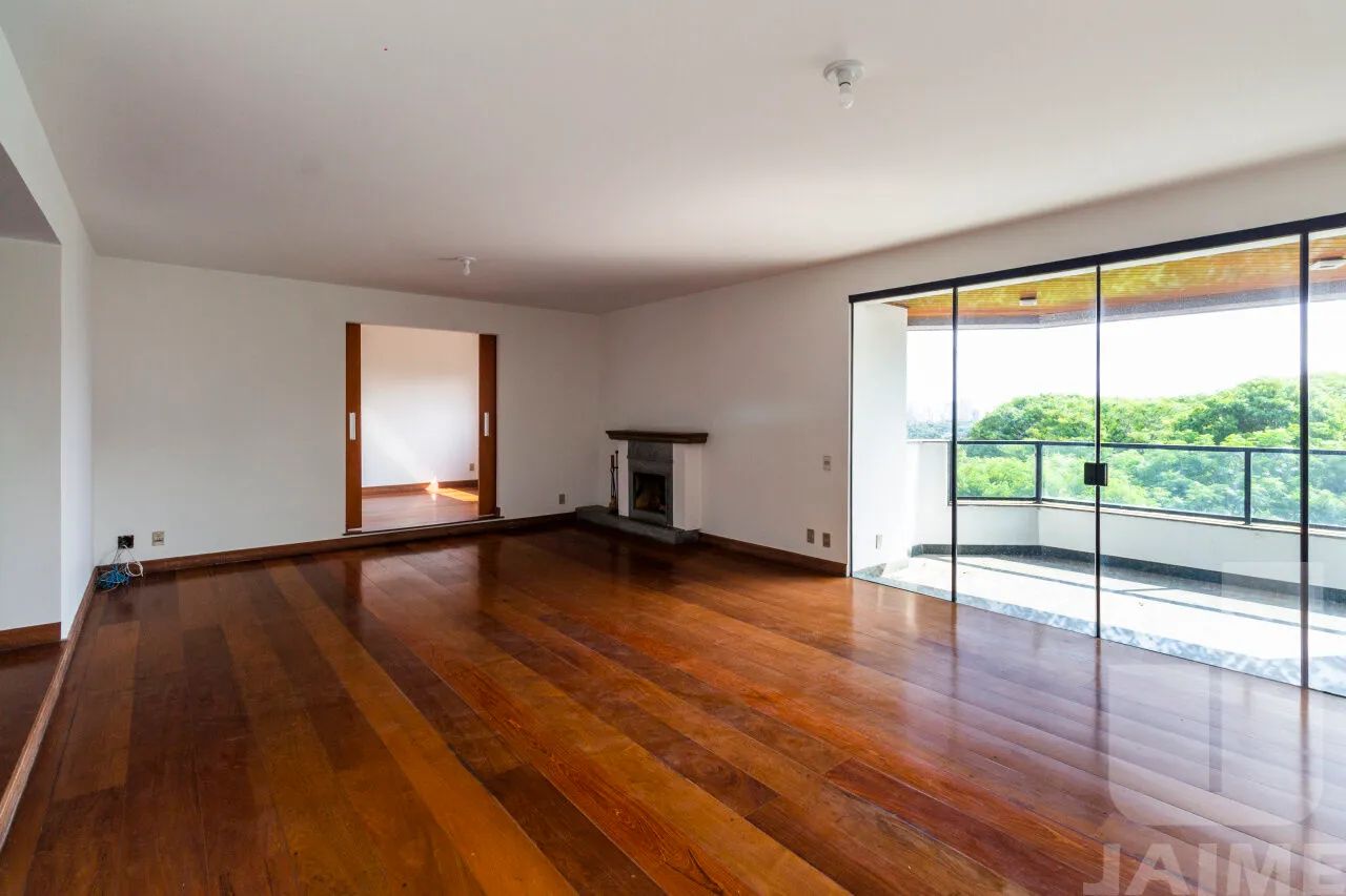 Apartamento clássico em rua tranquila e arborizada, 4 dormitórios sendo 3 suítes e 4 vagas - Foto 4