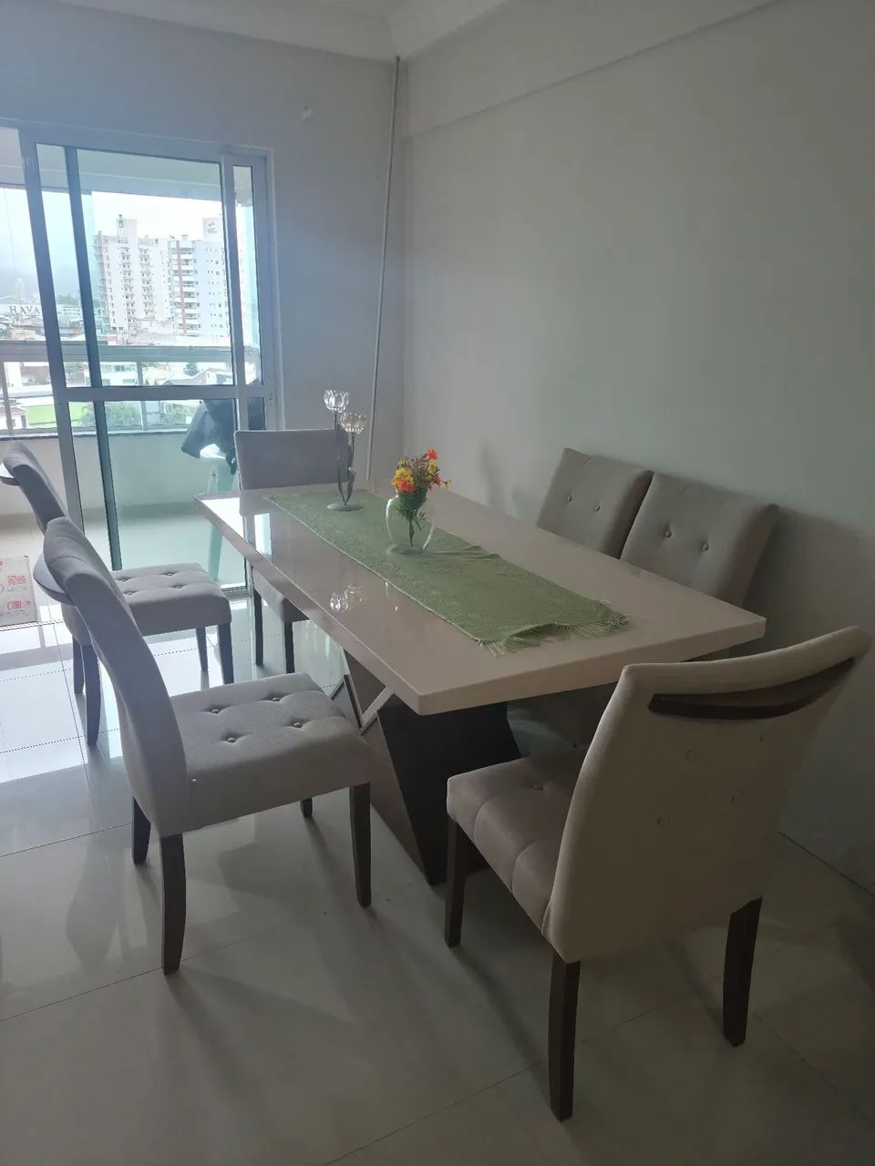 MESA COM SEIS CADEIRAS - Foto 4
